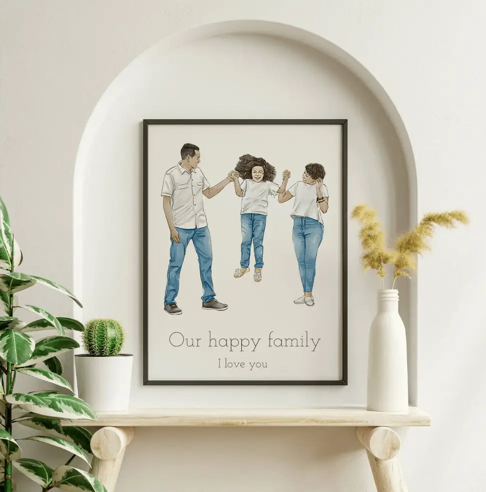 Familieposter in lijst op houten plank naast potplanten, met tekst "Our happy family".