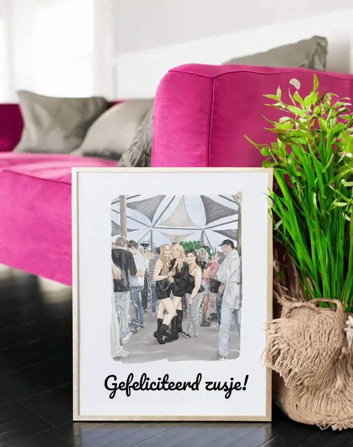 Poster in lijst, "Gefeliciteerd zusje", met kleurrijke achtergrond en groene plant ernaast.
