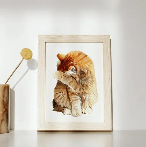 Schilderij van een schattige zittende kat in houten lijst, op een witte achtergrond.