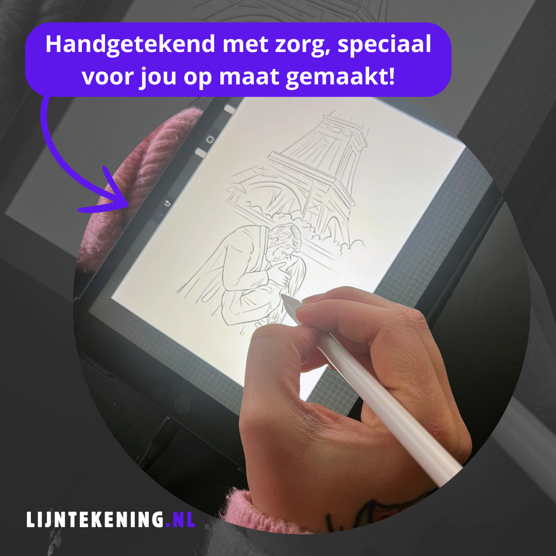 Hand tekenen op tablet, schets van koppel bij Eiffeltoren, met handgeschreven tekst erboven.