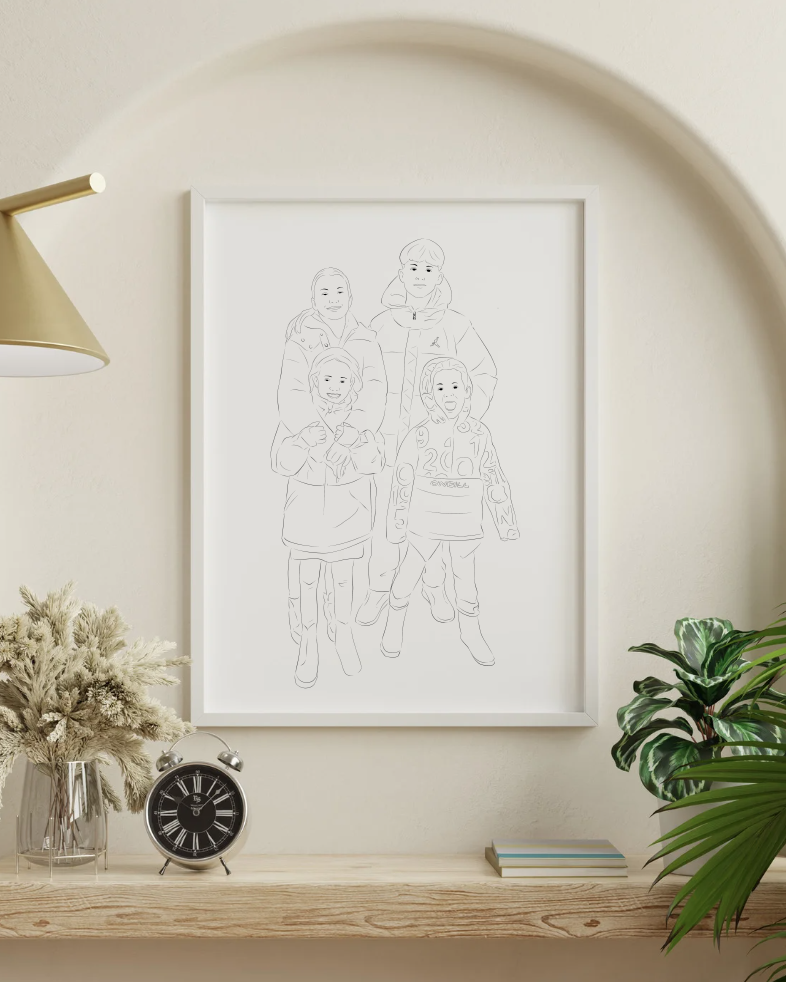 Potloodtekening van vier mensen in een lijst tegen een lichte muur, met klok en planten op een houten plank.