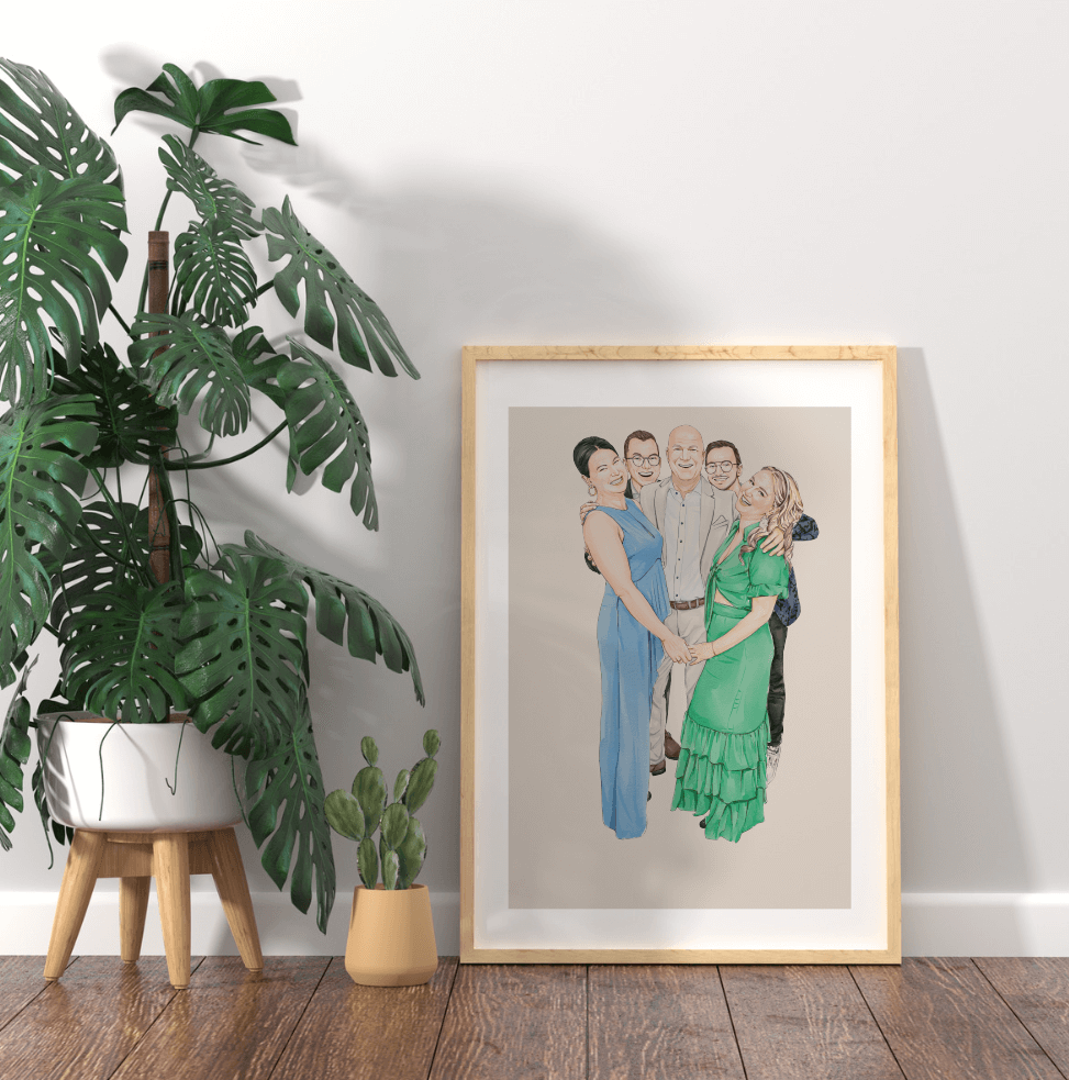 Afbeelding in houten lijst met tekening van lachende mensen, naast een grote groene plant op houten vloer.