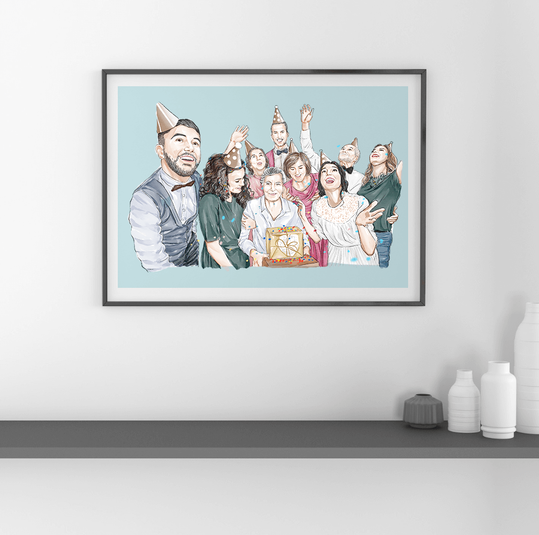 Feestelijke groepsfoto met taart en feesthoedjes aan de muur in moderne lijst.