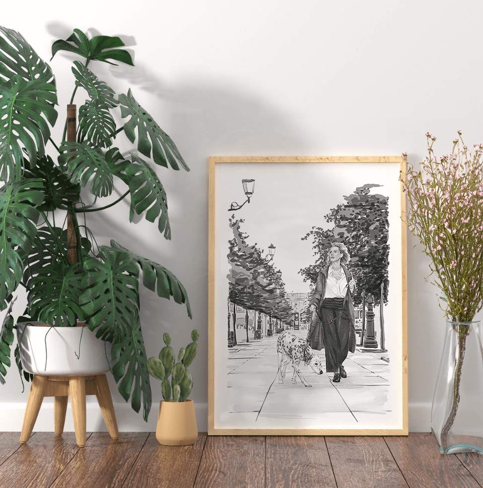 Ingelijste zwart-wit kunstprint van een vrouw die met een hond wandelt, omgeven door grote groene planten.