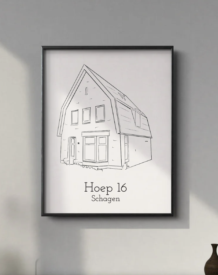 Ingelijste lijntekening van huis met tekst "Hoep 16 Schagen" aan muur, naast vaas en plant
