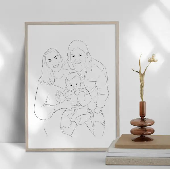 Schilderij van een gezin in een houten frame naast decoratief vaasje.