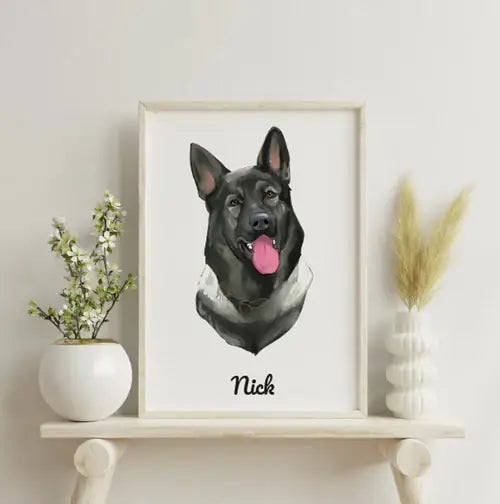 Hondportret in lijst op houten plank met decoratieve planten.