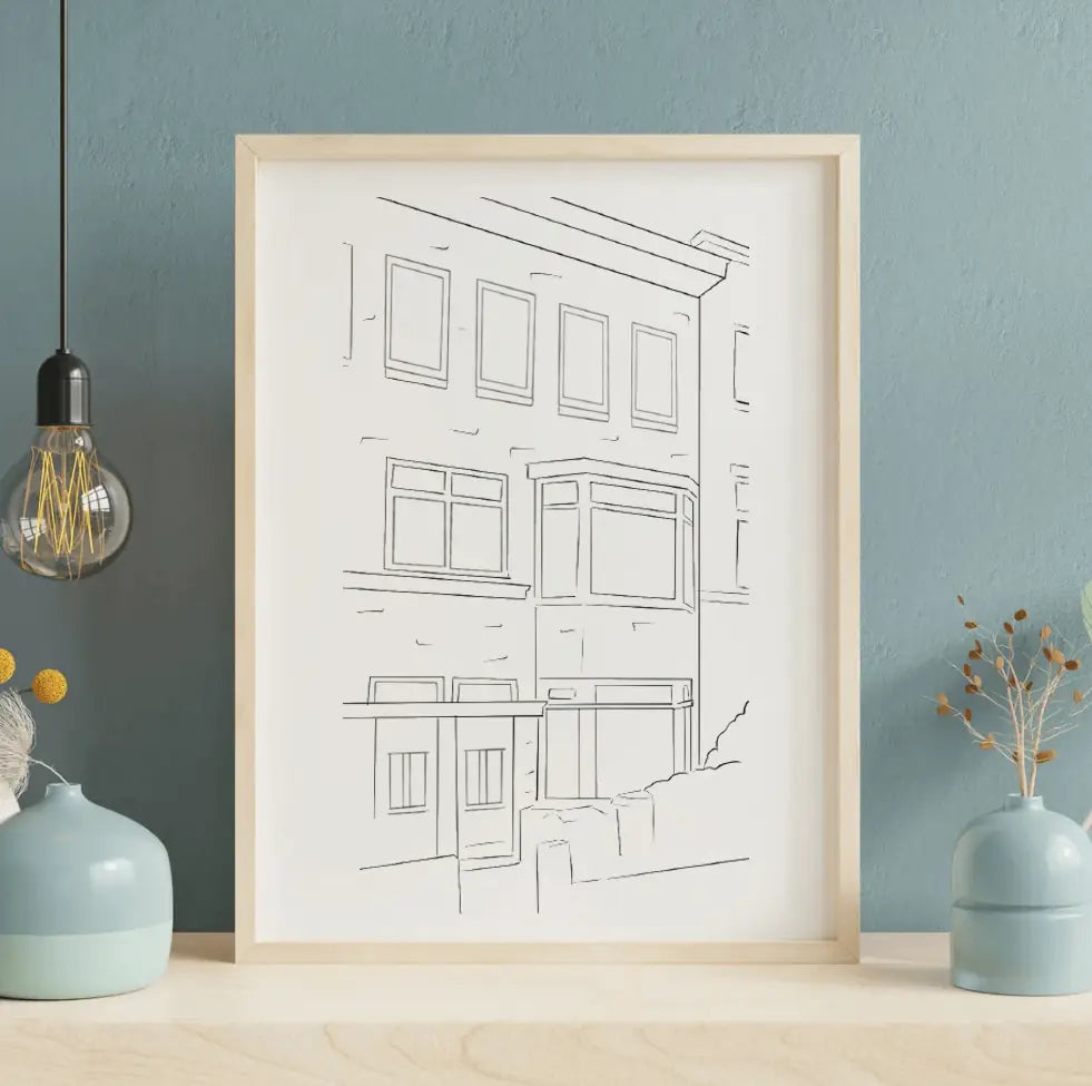 Ingelijste zwart-wit tekening van een gebouw tegen een blauwe muur met decoratieve vazen.