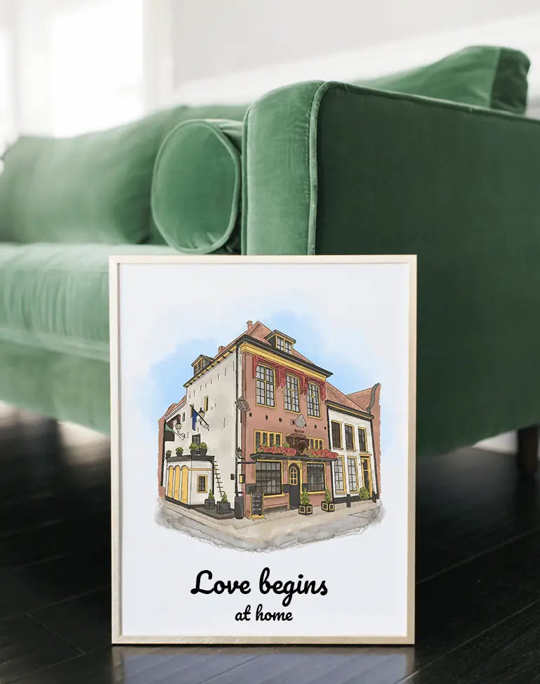 Ingelijste illustratie van een huis met de tekst "Love begins at home" voor groene bank.