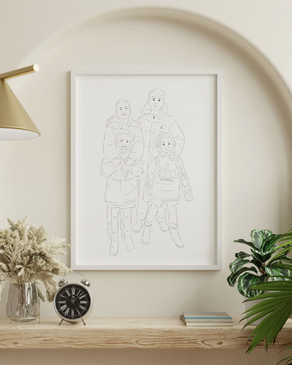 Potloodtekening van vier mensen in een lijst tegen een lichte muur, met klok en planten op een houten plank.