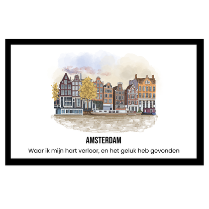 Schilderachtige grachtenpanden in Amsterdam met herfstbomen en blauwe lucht.