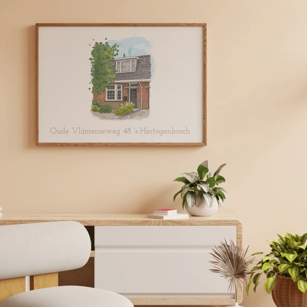 Schilderij van huis met groen, adres Oude Vlijmenseweg 48 's-Hertogenbosch, op houten lijst aan beige muur.