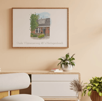 Schilderij van huis met groen, adres Oude Vlijmenseweg 48 's-Hertogenbosch, op houten lijst aan beige muur.