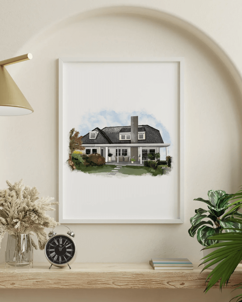 Schilderij van huis met veranda, houten dak en weelderige tuin in woonkamer met klok en bloemen.