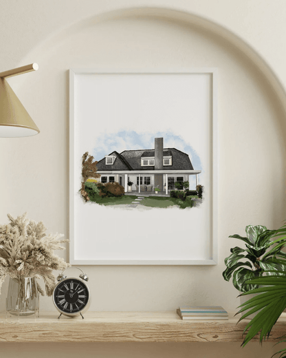 Schilderij van huis met veranda, houten dak en weelderige tuin in woonkamer met klok en bloemen.