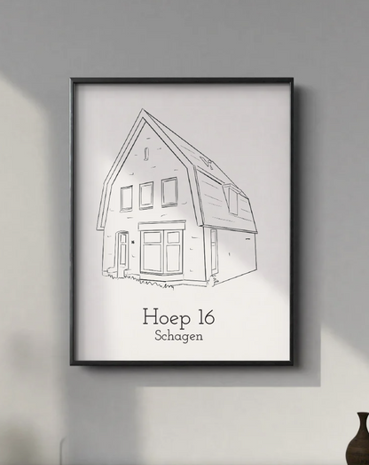 Ingelijste lijntekening van huis met tekst "Hoep 16 Schagen" aan muur, naast vaas en plant