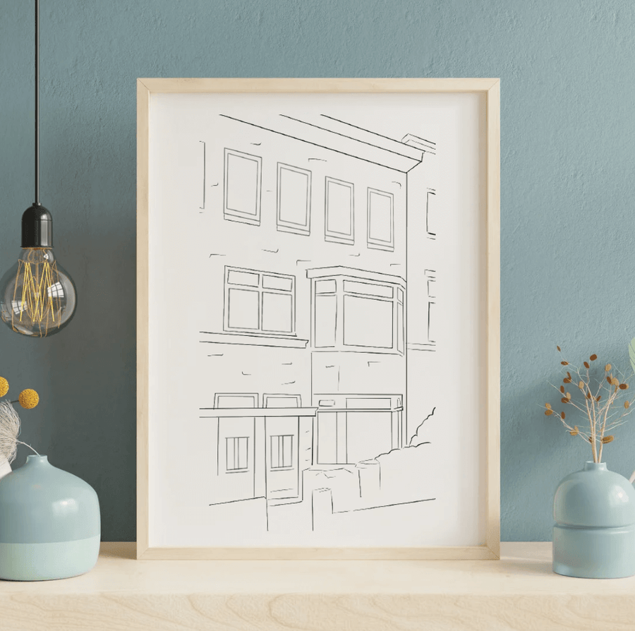 Ingelijste schets van gebouw tegen blauwe muur met decoratieve vazen.